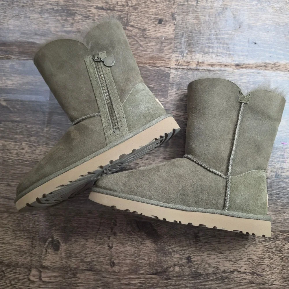 UGG Bailey Zip Short Boots Womens 8-9 Olive Green Suede Shearling Lined Winter